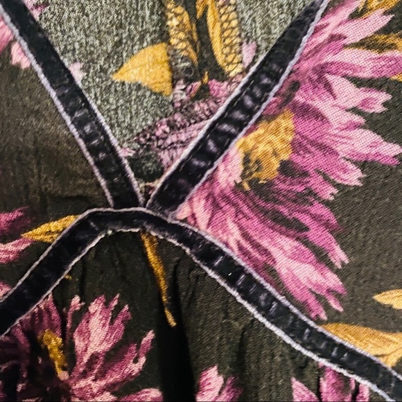 Velvet Trimmed V-Neck Blouse - Picture 4 of 5